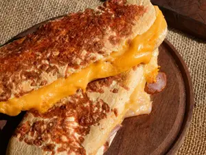 Tostado de jamón crudo y queso danbo