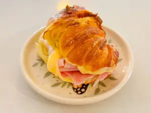 Medialuna Con Jamón Y Queso