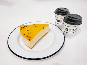 Cheese cake de maracuyá + 2 lattes