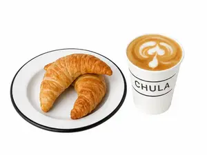 Latte con dos medialunas