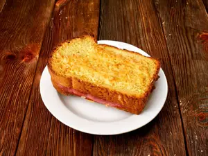 Latte con tostado de jamón y queso