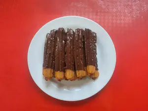 12 churros rellenos con ddl y baño de choco