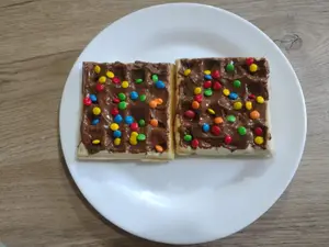 Waffles con baño de nutella y rocklets
