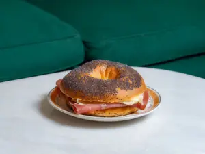 Bagel de jamón crudo y queso