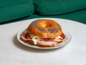 Bagel de lomito ahumado