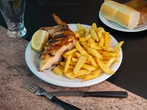 1/4 de pollo con guarnicion