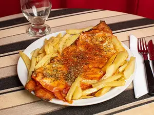 Milanesa napo con guarnición
