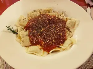 Ravioles Con Boloñesa