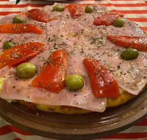 Pizza de muzza, jamón/morrones