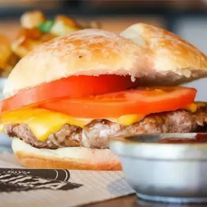 Hamburguesa simplona con papas rústicas