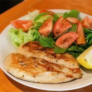 Pechuga a la plancha con guarnición