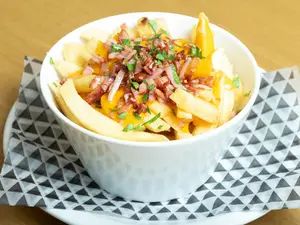Papas fritas con cheddar y bacon
