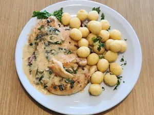Pollo A La Crema De Verdeo Con Papas Noisette