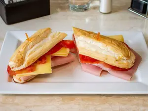 Sándwich de jamón cocido, queso, tomate y mayonesa