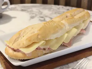 Sándwich de jamón cocido, queso y mayonesa