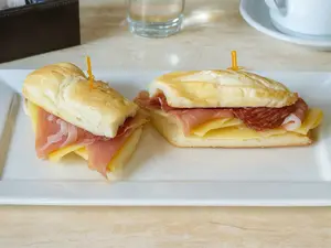 Sándwich de jamón crudo, queso y manteca