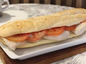 Sándwich de pollo, tomate y mayonesa