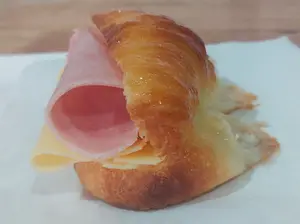 Medialuna con jamón y queso