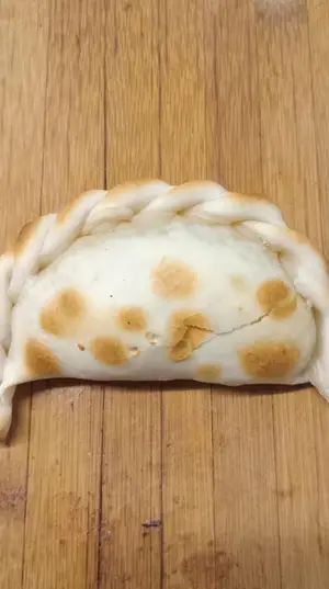 Empanada de queso y cebolla