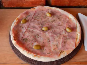 Pizza a la piedra con jamón