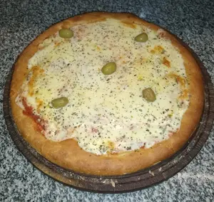Pizza al molde con muzzarella