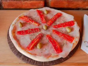 Pizza con jamon y morrones