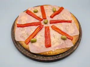 Pizza molde con jamón y morrón