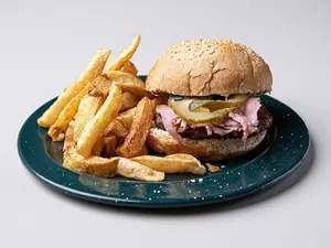 Hamburguesa con pepinillos