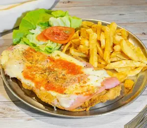 Pollo relleno salsa 4 quesos