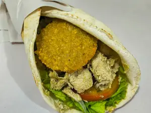 Shawarma de pollo con falafel
