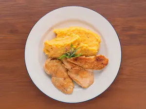 Pollo grille con puré de papa y calabaza