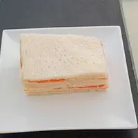Sánd de miga de jamón y tomate