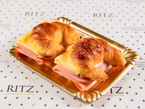Medialuna con jamón y queso