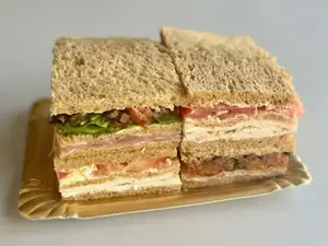 Pollo, huevo y tomate