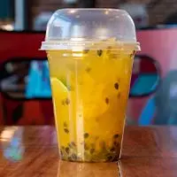 Limonada de maracuyá y lima