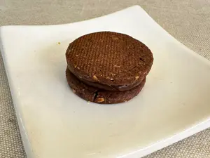 Alfajor de choco y avellanas