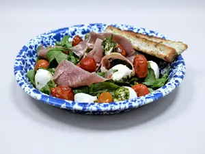 Ensalada de jamón crudo