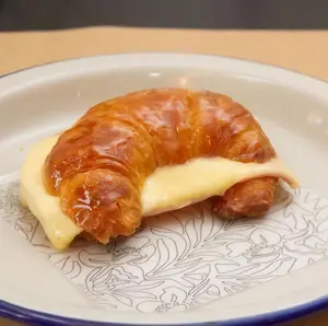 Medialuna de jamón y queso