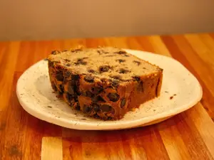 Porcion de budin de banana con choco