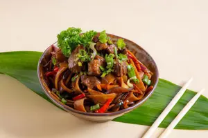 Yakisoba de pollo