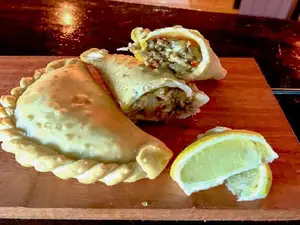 Empanada asado y provoleta