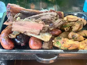 Parrillada para dos, comen 3