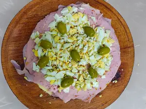Mozza, jamón y huevo grande