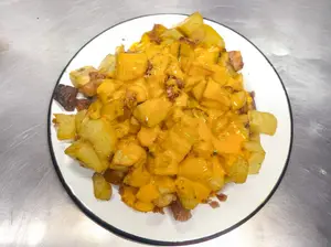 Papas con cheddar y bacon