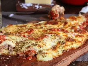 MATAMBRE A LA PIZZA CON FRITAS