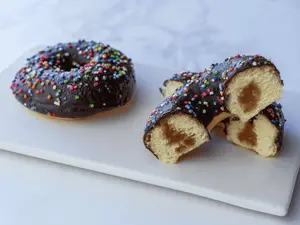 Dona bañada chocolate rellena DDL /gran
