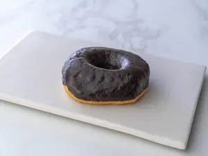 Dona bañada con chocolate x un