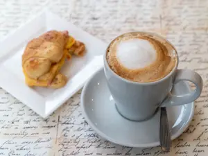 Café + Medialuna De JyQ