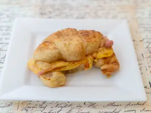 Medialuna de jamón y queso