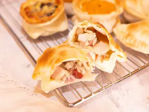 Empanada cebolla panceta muzza